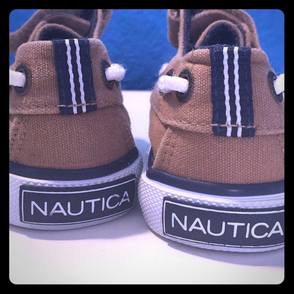 Nautical tan/navy size US 6